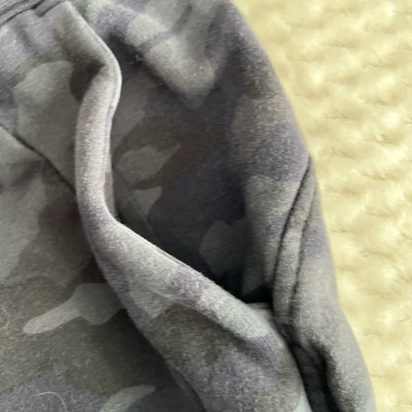 Lululemon Women’s Size 4 Gray Camo Sweatpants - Picture 7 of 9